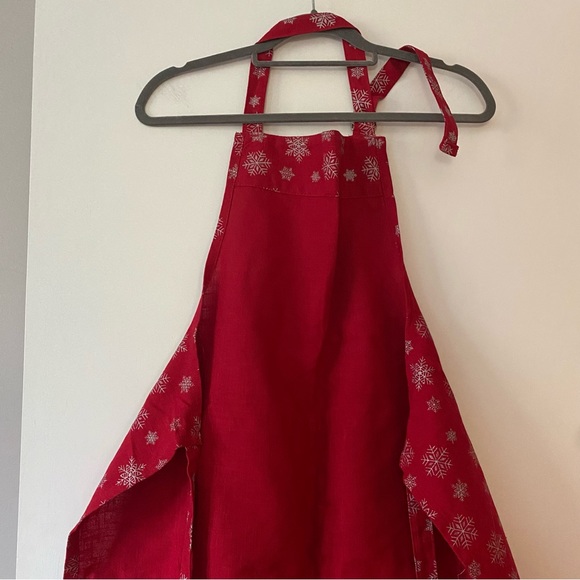NWOT Silver Snowflake Red Kitchen Apron - Picture 5 of 10